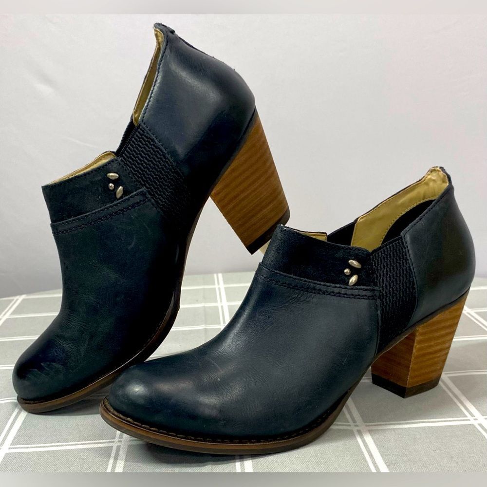 OluKai Womens HO'OU'I Black Leather Booties Slip on Ankle Boot Heels Size 8